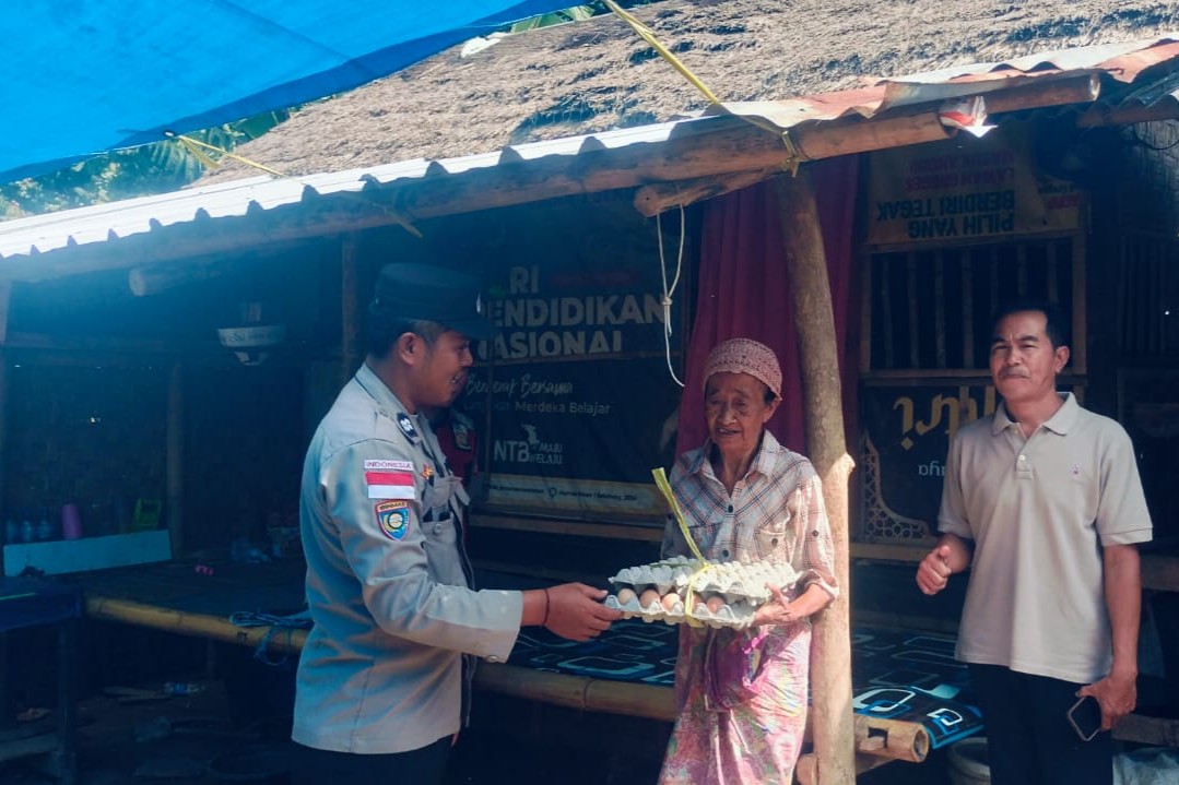 Hadir untuk Warga, Polsek Sekotong Bagikan Bantuan Nutrisi di Dusun Bertong Barat