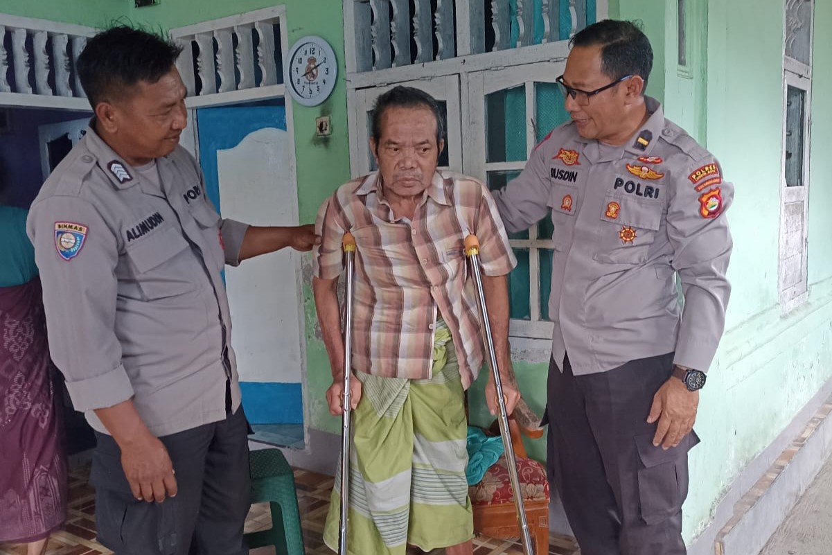 Polri Hadir untuk Masyarakat: Bantuan Tongkat Disalurkan di Desa Lembar Selatan, Lombok Barat