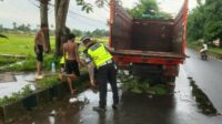 WhatsApp Image 2025-12-07 at 17.03.16 Tangani Truk Mogok, Satlantas Lobar Jamin Kelancaran Lalu Lintas