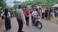 Demi Kelancaran Adat, Personel Polsek Sekotong Atur Arus Nyongkolan