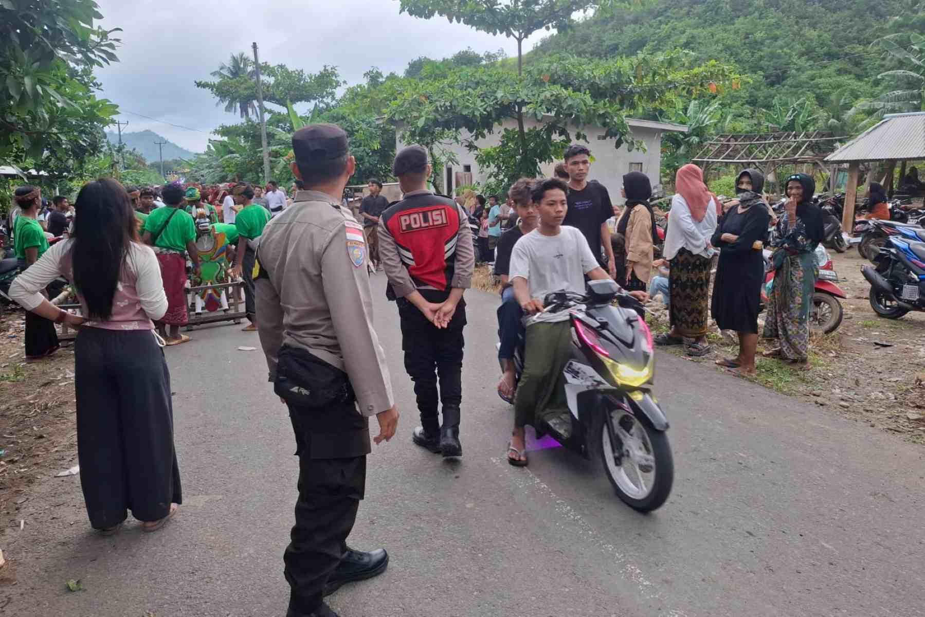 Demi Kelancaran Adat, Personel Polsek Sekotong Atur Arus Nyongkolan